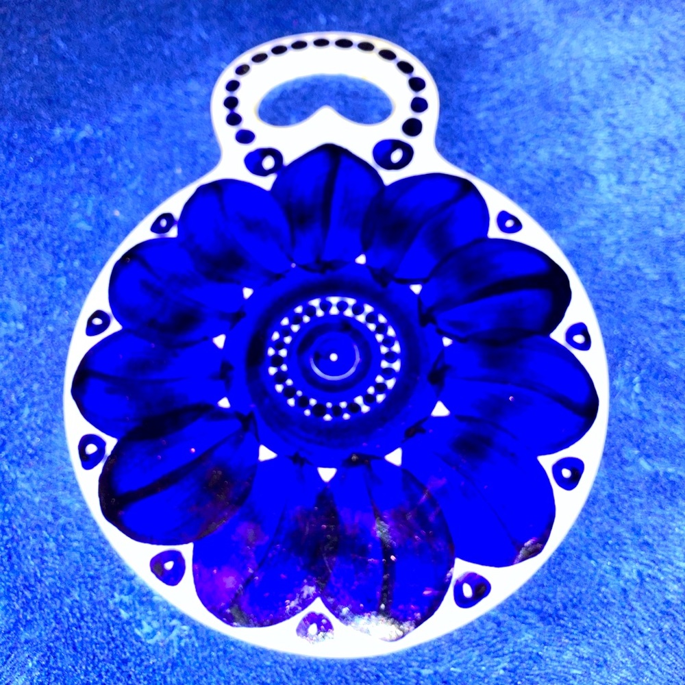Vintage Arabia Finland Valencia Ulla Procope Blue ceramic cutting trivet -AS IS